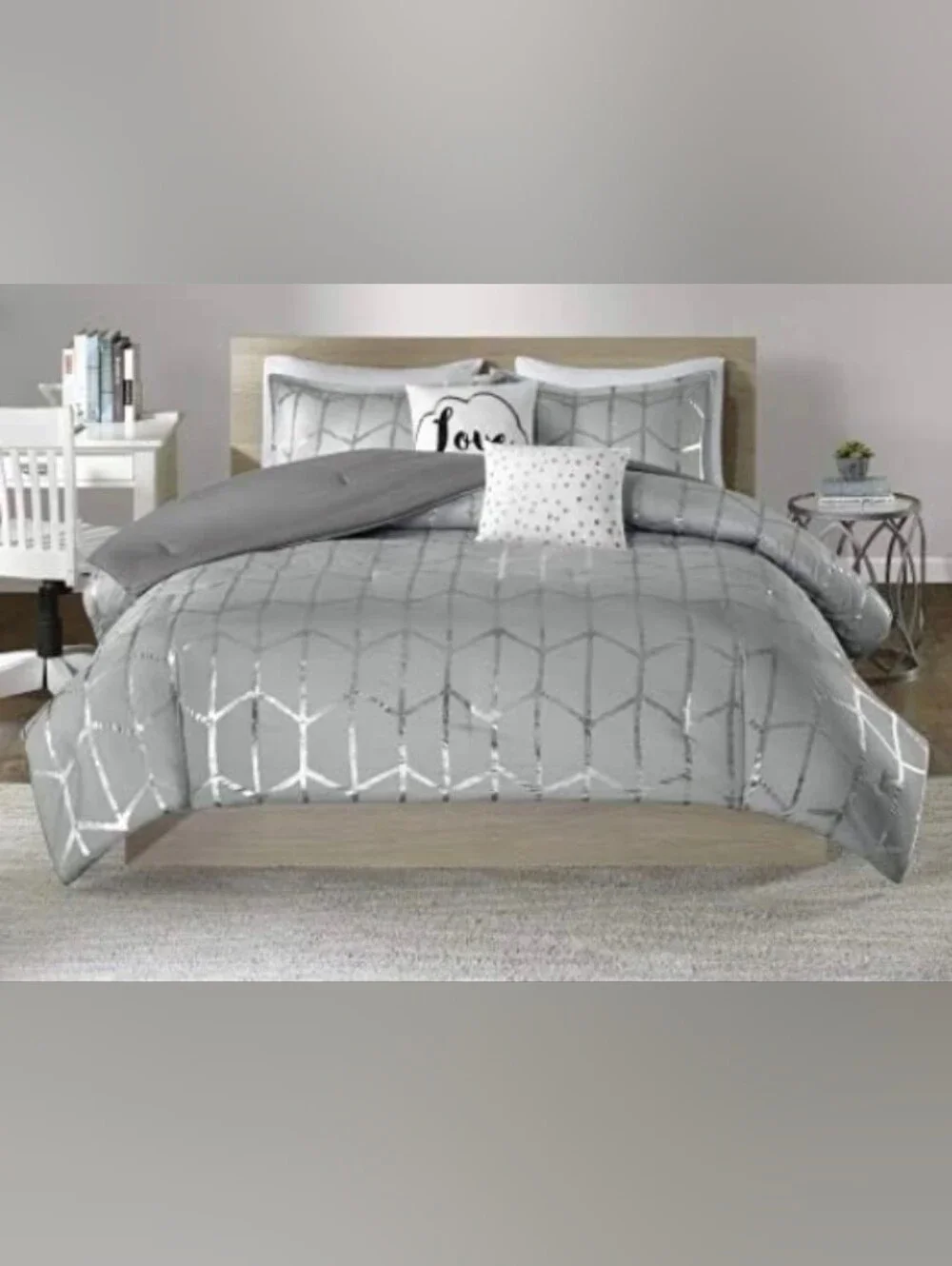New Intelligent Designs Comforter With Two Shams Queen/Full